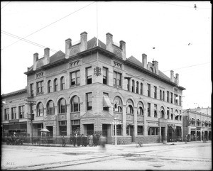 Exterior view of the Pasadena National Bank in the Stanton Building (previously the Masonic Temple), Pasadena, ca.1916