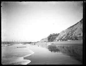 Southern Pacific Long Wharf and the nearby Fisherman's Village in Santa Monica, ca.1913