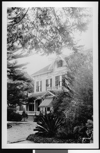 Exterior view of the J.A. Graves residence in Alhambra, 1912