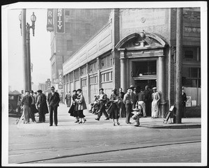 Pedestrians on the sidewalk at Hill Street, 1900