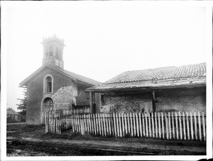 Front view of the cloister and Vallejo Church of Mission San Francisco Solano de Sonoma, 1904