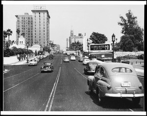 View of Wilshire Boulevard, east of Normandie Avenue, looking east toward downtown, showing the Brown Derby restaurant, April 1947