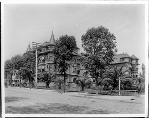 View of the exterior of the California Hospital looking south on Hope Street and Fifteenth Street, ca.1910