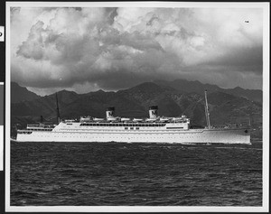 Starboard view of the steamship Lurline off the Honolulu coast of Hawaii, ca.1940-1950