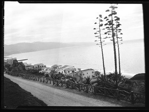 View of Santa Monica beach houses looking north from Palisades Park, 1930-1935