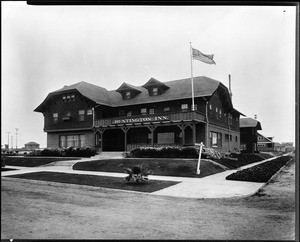 Exterior view of the Huntington Inn at Huntington Beach, ca.1910