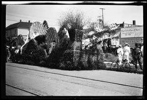 Flower-covered float in the La Fiesta de Los Angeles parade, ca.1915