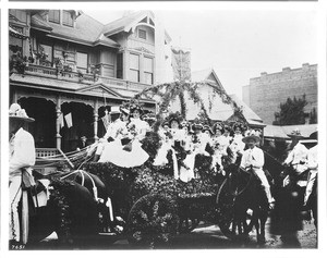 Los Angeles Camera Club's float for Los Angeles' La Fiesta Parade, ca.1901