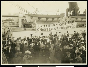 Los Angeles Chamber of Commerce preparing to leave San Pedro for Hawaii, 1907