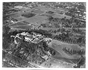 Aerial view of the Hotel Raymond in Pasadena, ca.1918