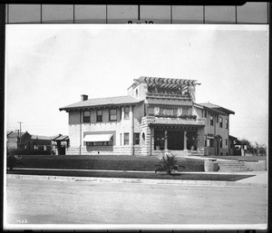 Exterior view of the Neibecker residence on the corner of San Vicente Boulevard and Ocean Avenue in Santa Monica, ca.1915