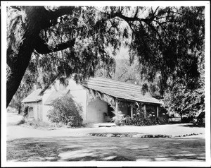 Hollywood adobe on the northwest corner of 7061 Franklin Avenue and Sycamore Avenue, owned by Don Thomas Uriquides, California, ca.1905