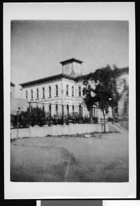 Exterior view of the old Los Angeles High School on Fort Moore Hill, 1947