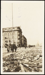 San Francisco earthquake damage, showing debris on Pine Street, 1906