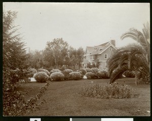 Exterior view of the residence of Professor C.C. Bragdon (?) in Pasadena, 1910