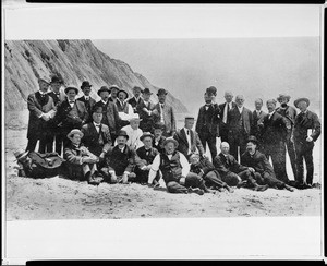 Sunset Club members posing on a beach, ca.1915