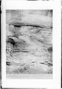 Ruins of Indian cliff dwellings in the Canyon de Chelly (near Captains), ca.1900