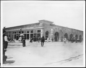 Exterior view of the Los Angeles Post Office on the corner of Seventh Street and Grand Avenue, 1906