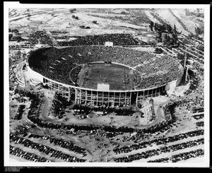 Birdseye view of the Rose Bowl in Pasadena during a football game, ca.1926