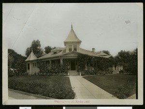Unidentified Victorian-style home in Fresno, 1907