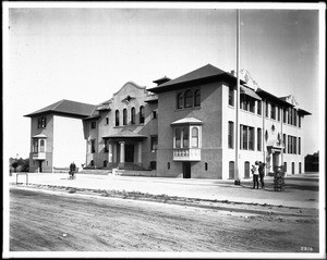 Exterior view of McKinley School, Pasadena, in 1910