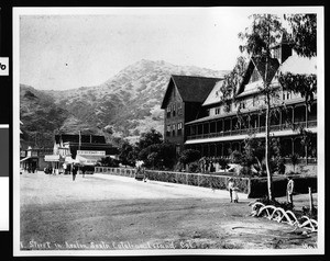 View of the dirt road in front of the Hotel Metropole in Avalon, 1901