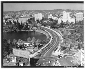 Birdseye view of cars traveling on the causeway across MacArthur Park