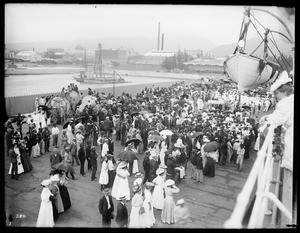 Los Angeles Chamber of Commerce group leaving Hawaiian islands, 1907