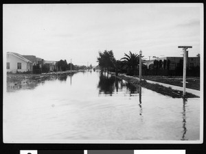 Flooded intersection of 4th Avenue and Slauson, January 1932