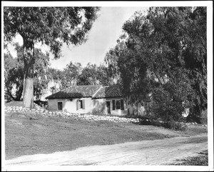 Exterior view of the home of General Jose Perez (?) in South Pasadena, California, ca.1910