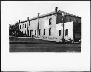 Exterior view of the silk and woolen mill owned by the Reverend B. F. Coulter on the west side of Figueroa Street north of Sixth Street, ca.1931