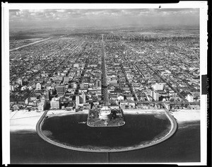 Aerial view of the Rainbow Pier and the Municipal Auditorium in Long Beach, 1946