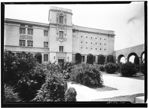 Exterior view of an unidentified building at the California Institute of Technology, June 11, 1929