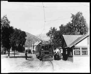 View of Pacific Electric car 401 at the intersection of Baldwin Avenue and Sierra Madre Boulevard in Sierra Madre, 1908