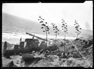 View of the Santa Monica beach from the palisades, showing the Gables Beach Club, 1920-1930