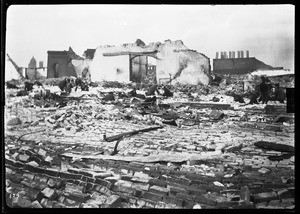 "Looters" at a damaged building in San Francisco, 1906