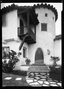 Exterior view of the front of the Harry Schoenbum residence in Hollywood