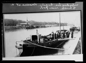 Workers unloading Los Angeles kerosene at a Chinese river port