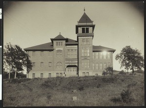 Exterior view of the high school in Roseburg, Oregon