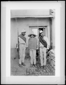 Mexican outlaw prisoner between two Mexican soldiers, ca.1905