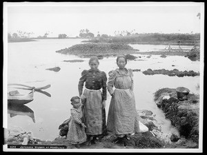 Japanese women at their wash place, Honolulu, Hawaii