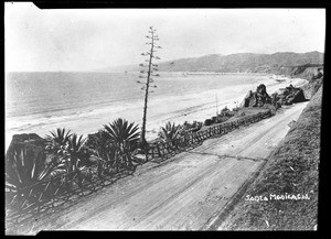 Wide dirt road on the face of a cliff in Santa Monica's Palisades Park, 1910-1920