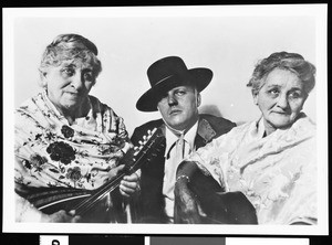 Portrait of Phillip Banks with Rosa Villarencio de Pemar on the left and Luisa Villavencio, 1939