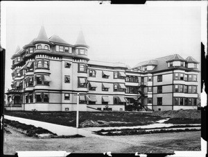 Exterior view of California Hospital, Fifteenth Street and Hope Street, ca.1900-1905