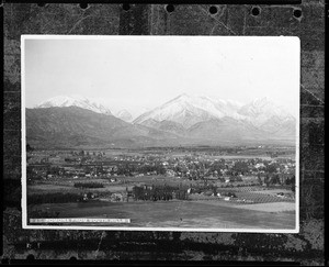 Birdseye view of Pomona from the south hills, showing Mount San Antonio in the background, 1905-1910