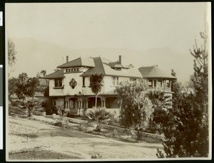 Exterior view of the William E. Smith residence in Altadena, 1905