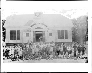 Students and teachers in front of the first Pass School in Hollywood, ca.1895