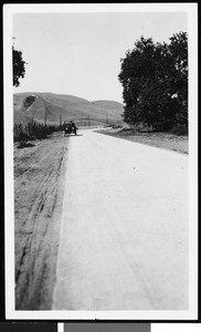 Automobile on the edge of an unidentified country road, ca.1910