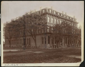 Exterior view of the Willamette Hotel in Salem, Oregon