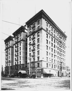 Exterior view of the Lankershim Hotel at Seventh Street and Broadway, Los Angeles, ca.1907